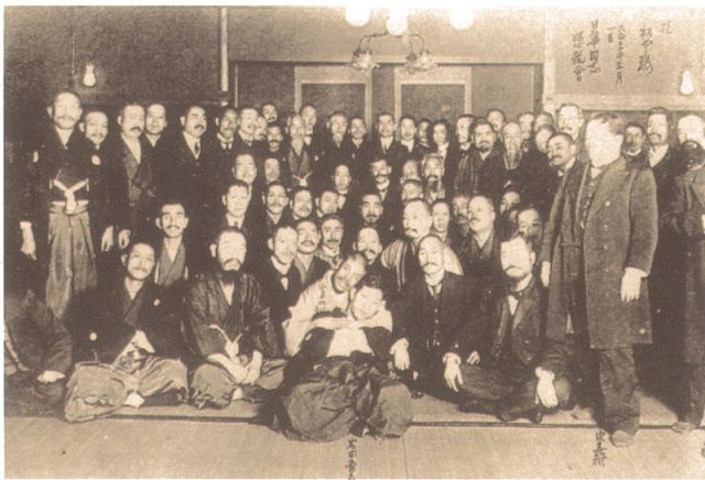 2-8、照片：孫中山在東京松本樓與日本“日華同志懇親會(huì)”的會(huì)員會(huì)晤并合影.jpg