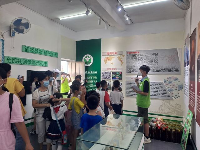 三鄉(xiāng)鎮(zhèn)開(kāi)展“拒絕毒品，你我同行“禁毒教育基地參觀活動(dòng)照片1.jpg