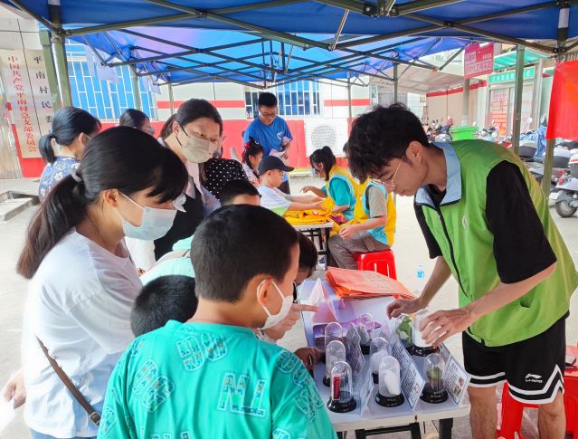 三鄉(xiāng)鎮(zhèn)開(kāi)展“親子游園樂(lè)融融，大手小手齊禁毒“宣傳活動(dòng)圖片2.jpg